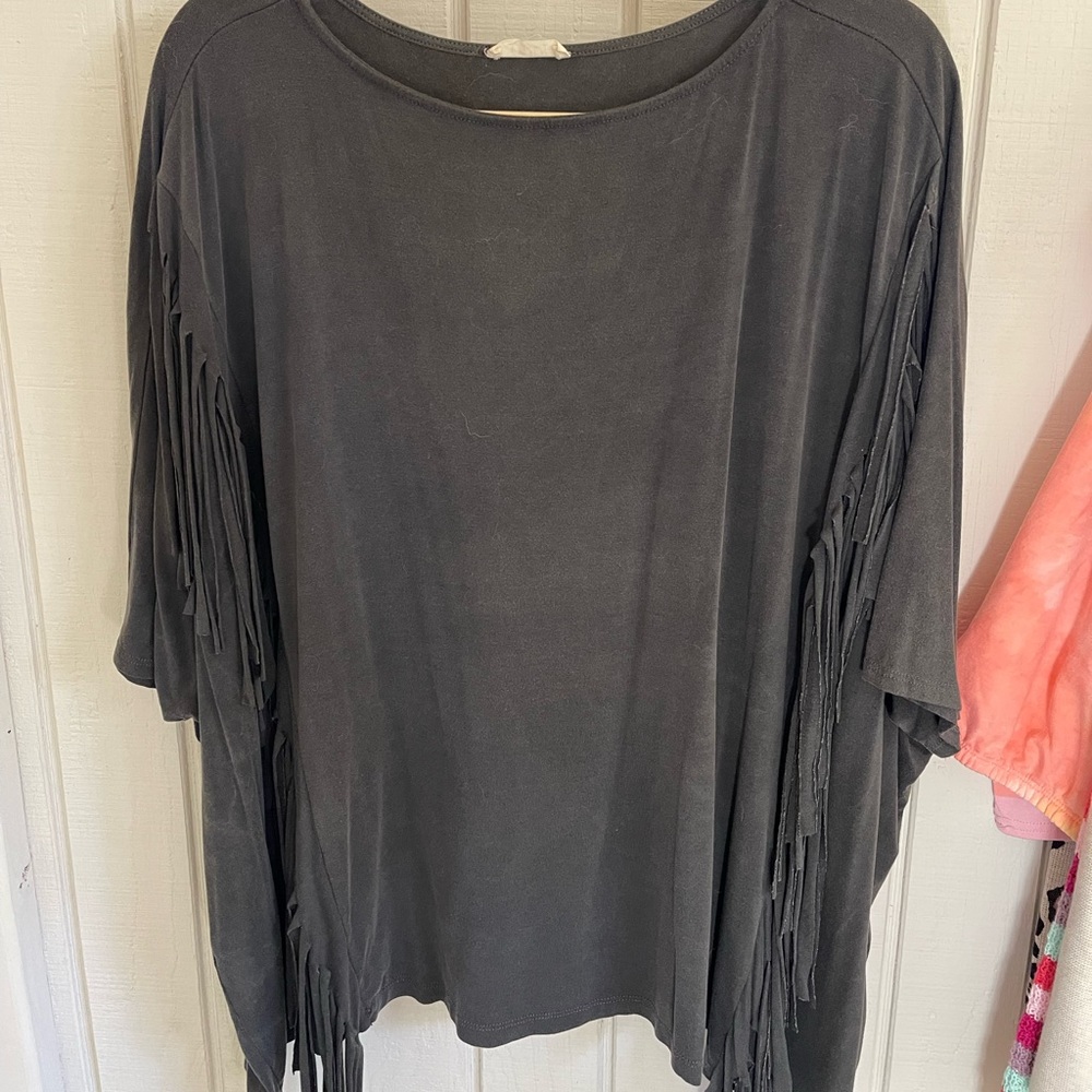 New without tags. Never worn. grey, oversized, super soft ,fringe shirt